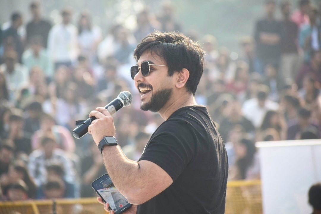 Vedant Rusty addressing a large crowd